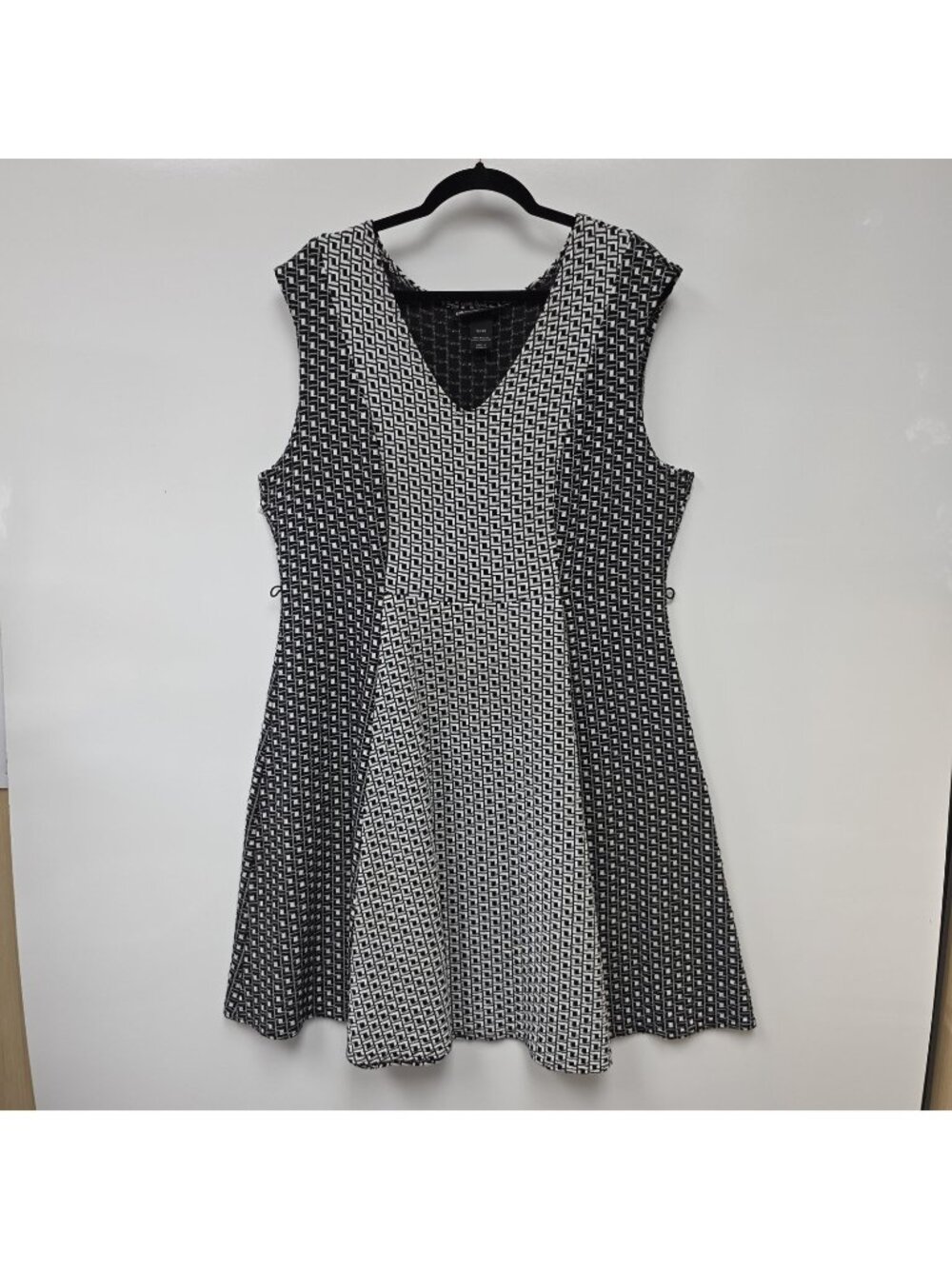 Lane Bryant Dress Womens 18/20 Black White Geometric Knit Sleeveless V Neck